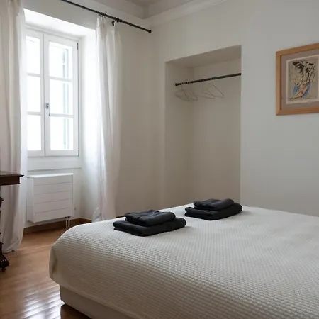The Corcyraean Luxury Seafront House & Yard Apartment *