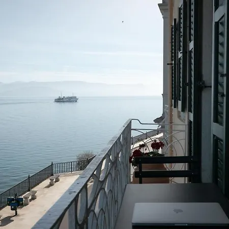 The Corcyraean Luxury Seafront House & Yard *